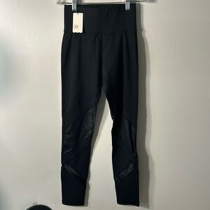 Cut The Frills Leggings NWT